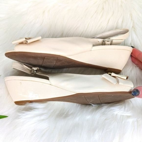 Etienne Aigner Ivory Patent Slingback Wedges 7 Enamel Buckle Retro Look - Picture 5 of 10